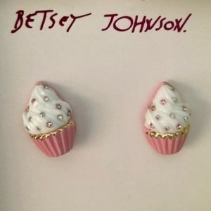 Betsey Johnson babycakes cupcake 🧁